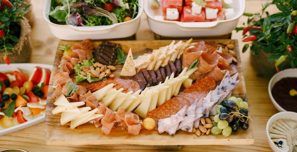 Jakie włoskie przystawki idealnie wpasują się w romantyczny wieczór?