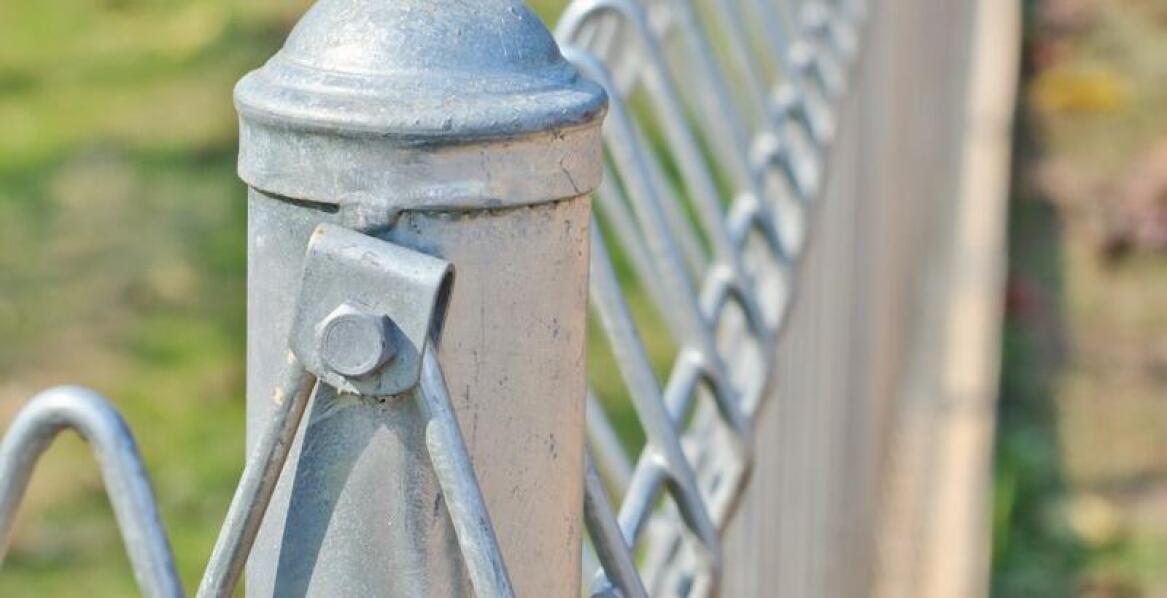 Jaki wpływ ma zaślepka na słupek na długowieczność konstrukcji ogrodzenia?