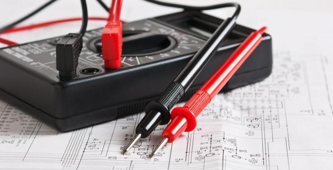 Na co zwrócić uwagę przy pomiarze napięcia w akumulatorze w motocyklu?