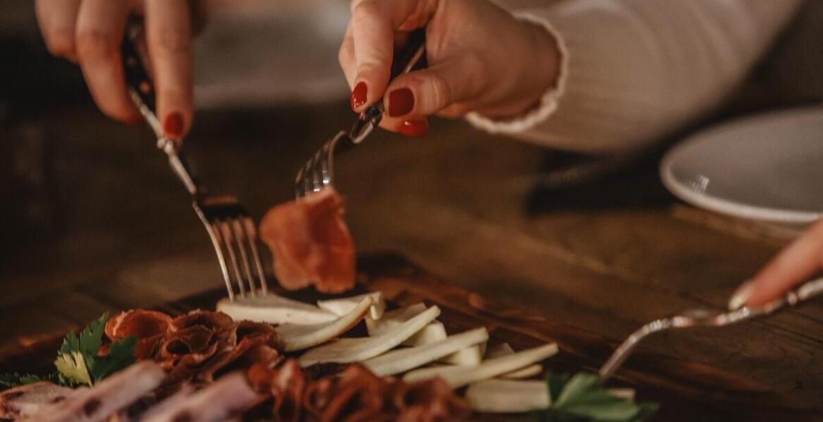 Jak zapewnić różnorodność smaków na urodzinowej zimnej płycie?