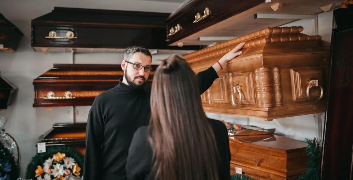 Wybór odpowiedniej trumny: co warto wiedzieć przed podjęciem decyzji?