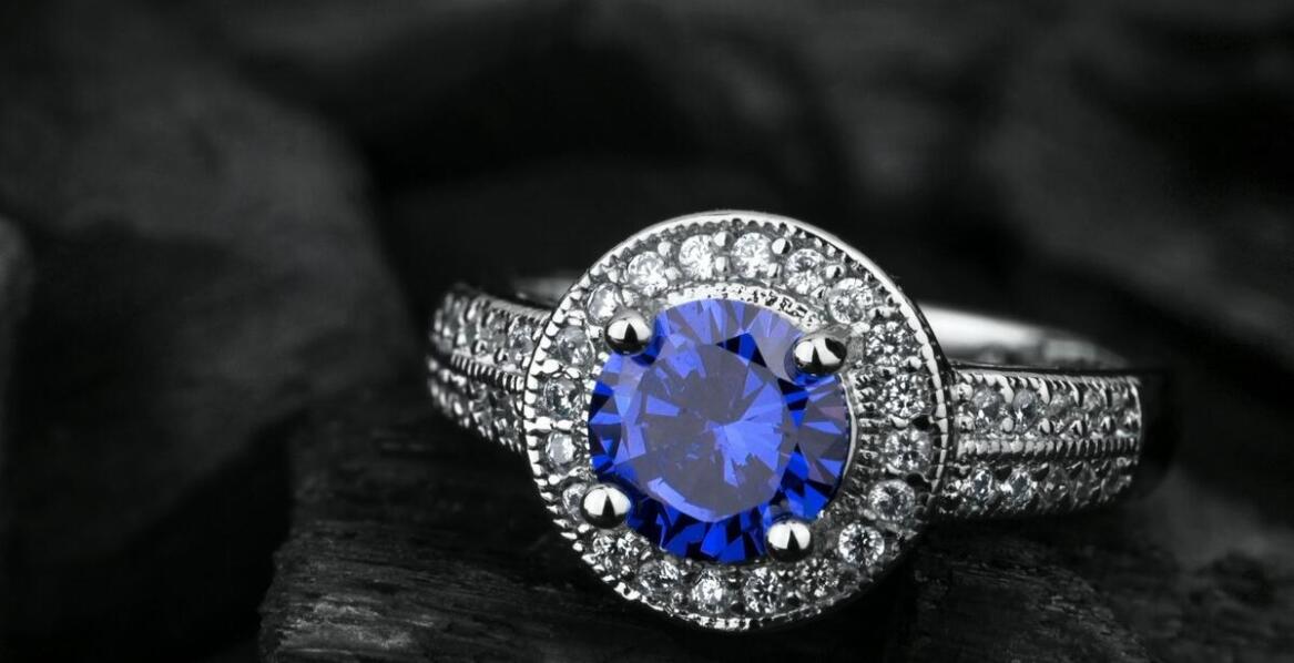 Zaręczynowe pierścionki z motywem skrzydeł – symbolika i znaczenie