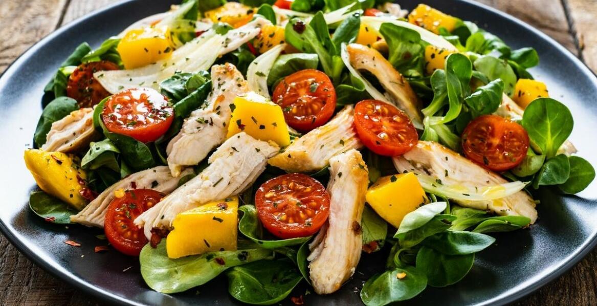 Eksperymenty kulinarne: nietypowe składniki w tradycyjnej panzanelli