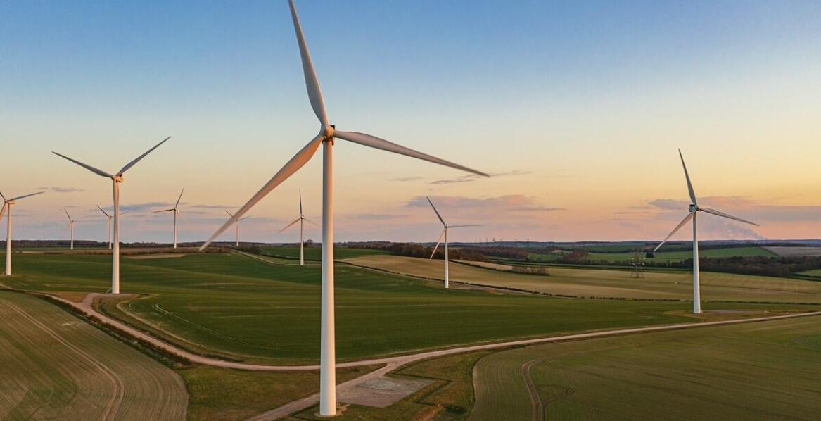 Co odróżnia wiatrowe elektrownie od innych form odnawialnej energii?