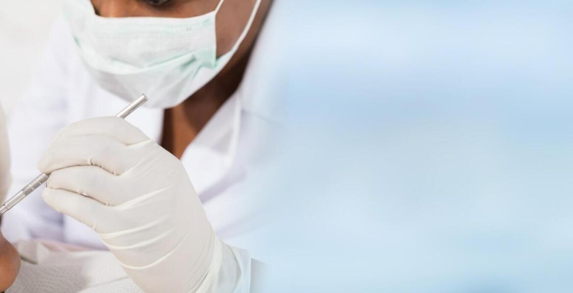 Jak przebiega proces usuwania ósemek i jakie są zalecenia po tym zabiegu?