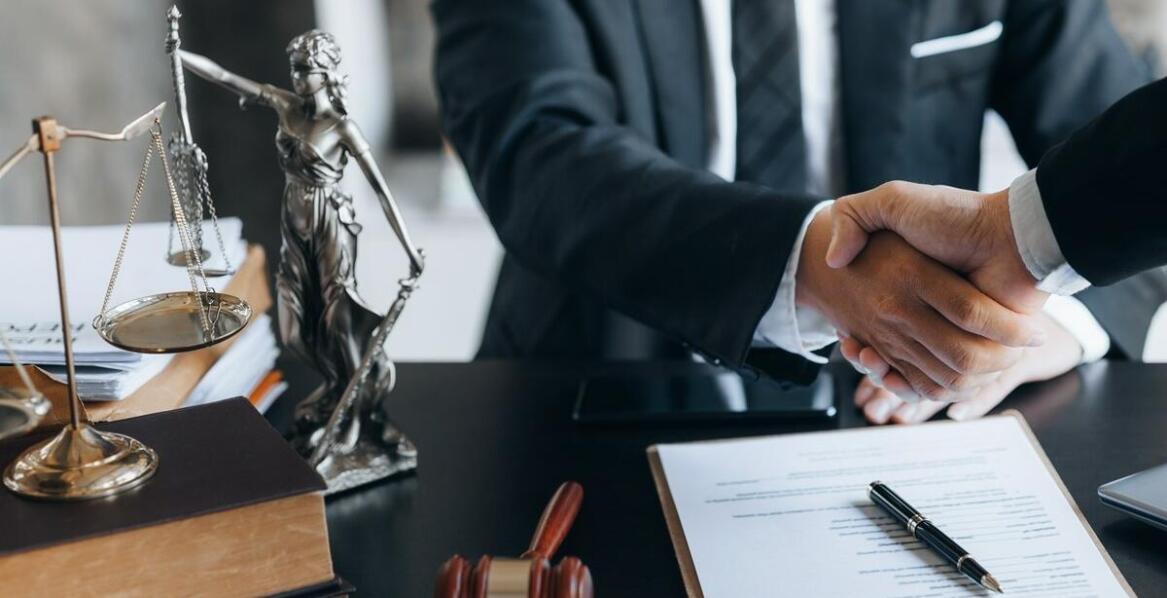 Jak prawnicze kancelarie mogą poprawić opinie wśród swoich klientów?