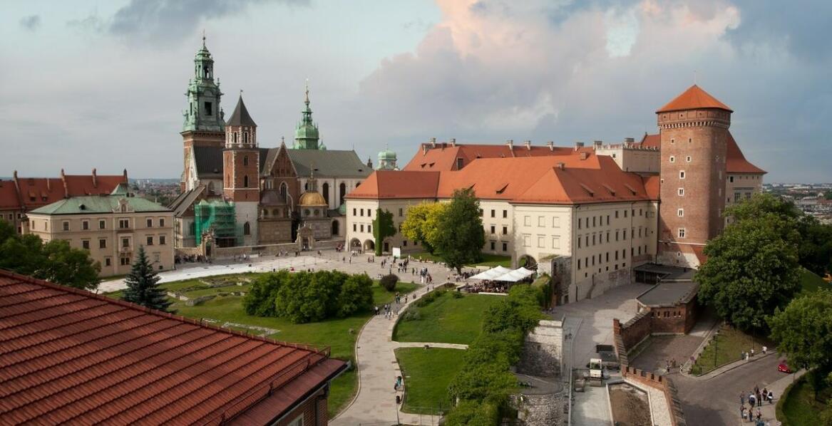 Odkryj Szlak Piastowski z przewodnikiem: fascynujące historie i zabytki.