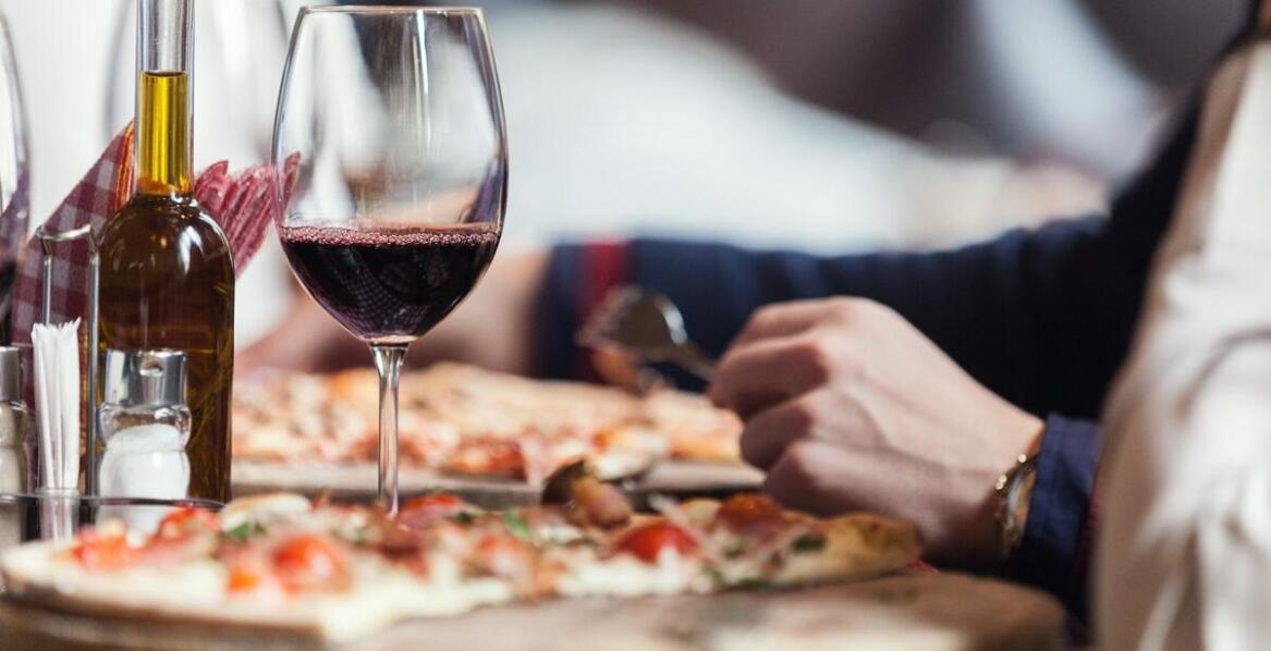 Jakie wina z certyfikatami DOCG doskonale uzupełniają smak pizzy w Neapolu?