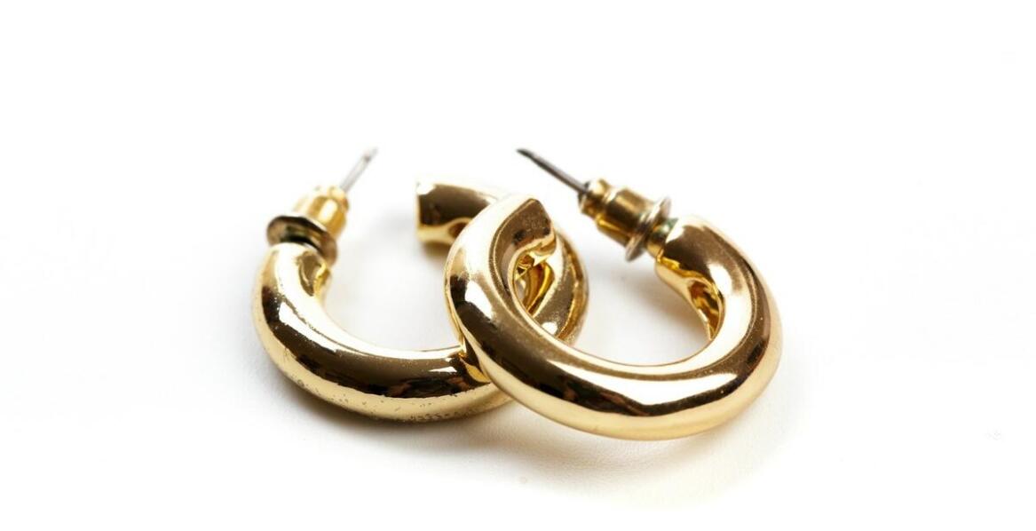 Nowoczesne wzornictwo w płaskich kolczykach kółkach