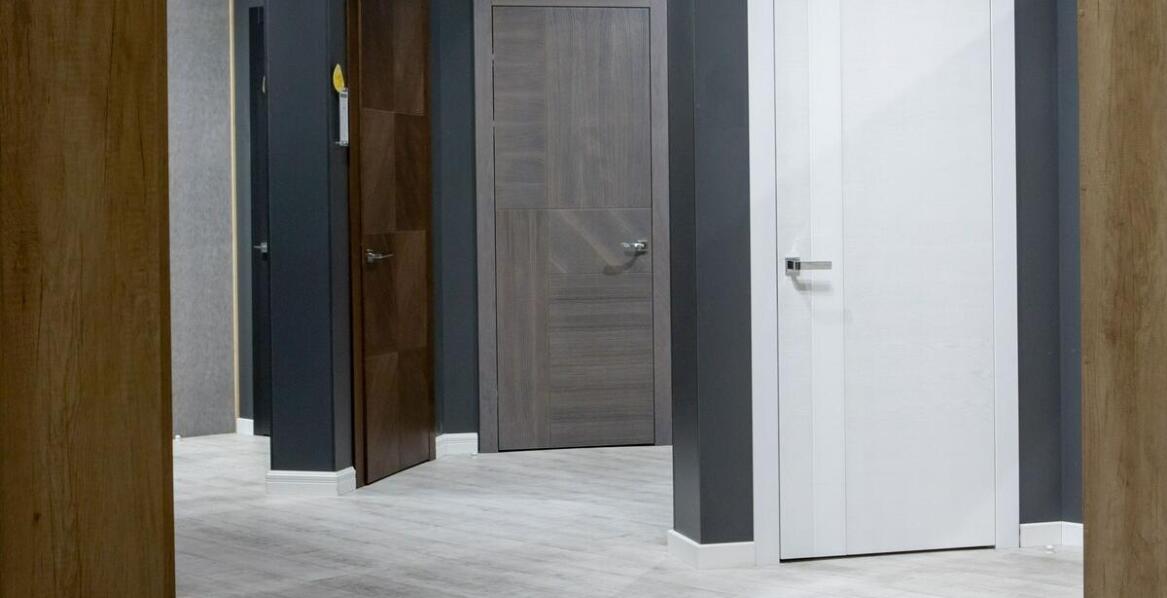 Jak dopasować kolorystykę drzwi do istniejącej aranżacji wnętrza w mieszkaniu w bloku?