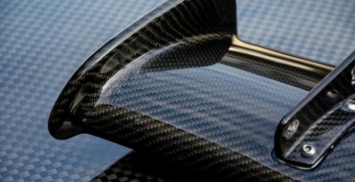 Jak włókno węglowe wpływa na trwałość i wydajność części zamiennych?