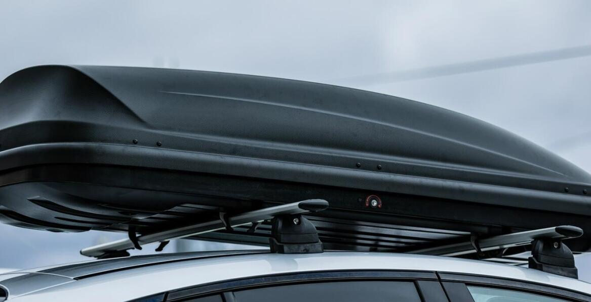 Bezpieczeństwo przewożonych rzeczy w dachowych boksach: kluczowe aspekty