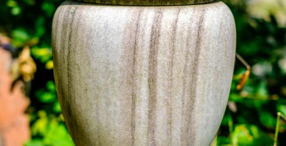 Estetyka i trwałość – kluczowe cechy kamiennych urn