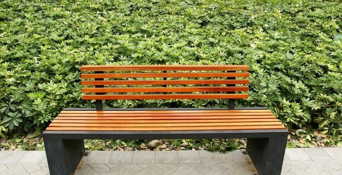 Wąska ławka – jakie modne są teraz kolory i wzory?