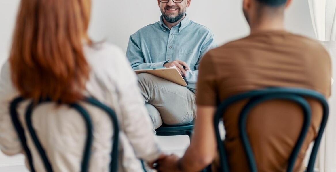 Rola emocji w procesie zdrowienia z alkoholizmu: jak terapia wspiera ten aspekt?