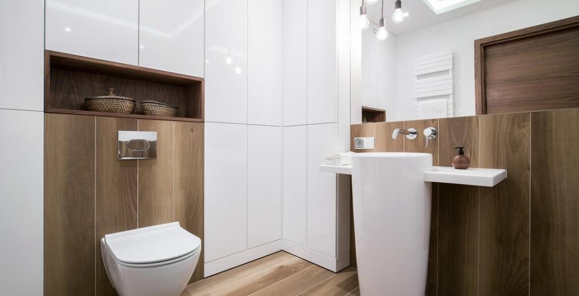 Jak odpowiednia kolorystyka wpływa na wygląd łazienkowych szafek na zamówienie?