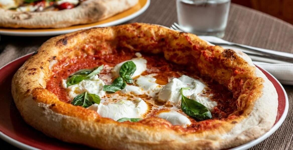 Pizza neapolitańska – jak wybrać najlepsze składniki do przygotowania jej?