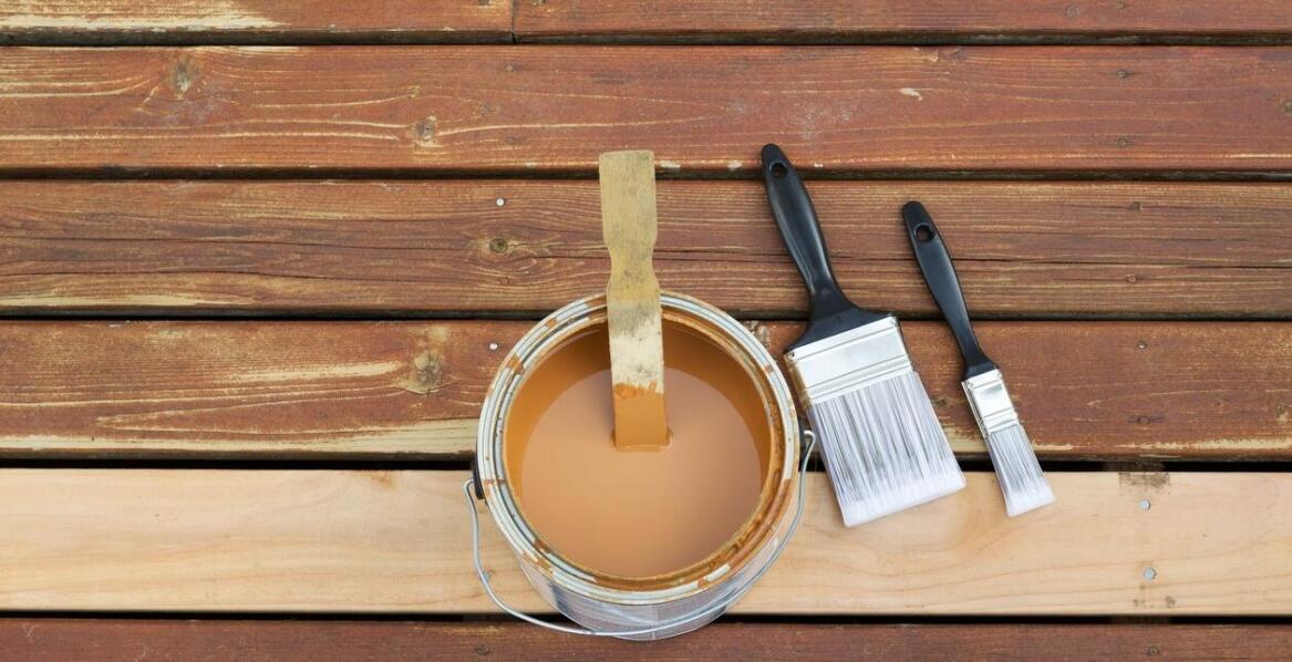 Ochronne lazury czy oleje – co wybrać do zabezpieczenia drewnianych ogrodowych mebli?