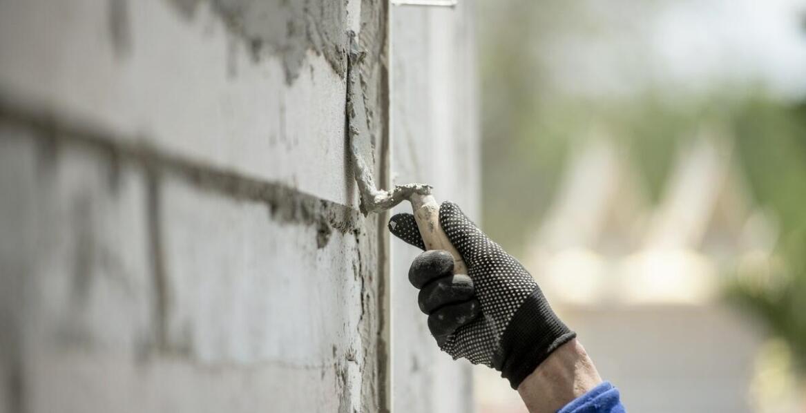 Jak poprawnie stosować zaprawę do uszczelniania studni w różnych warunkach budowlanych?