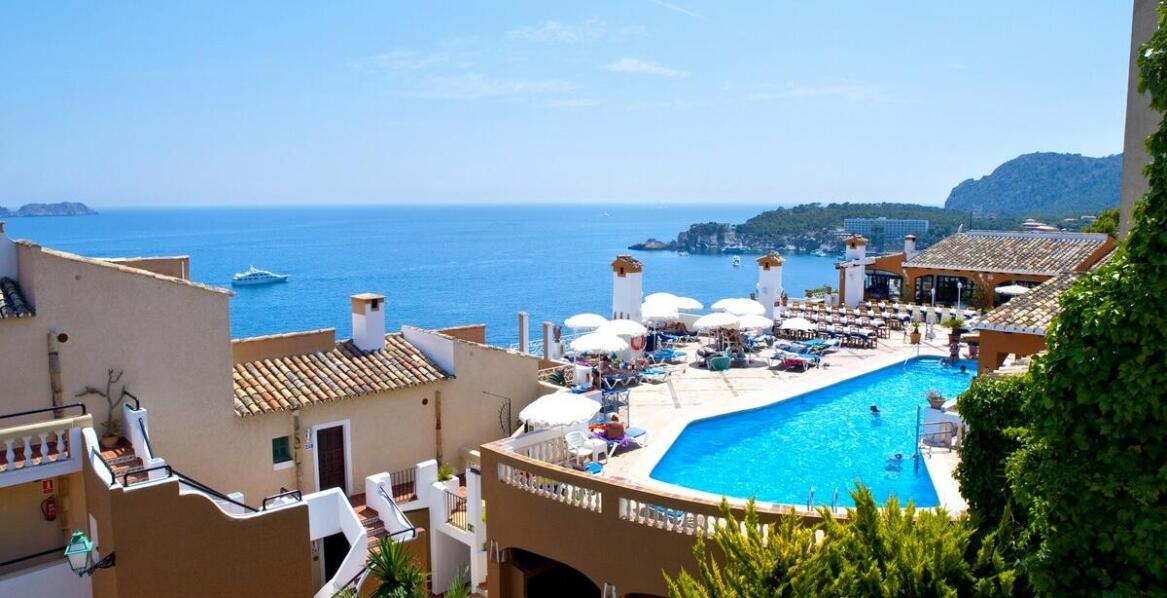 Odkryj pełne wyżywienie podczas pobytu w domu wczasowym z basenem przy morzu.