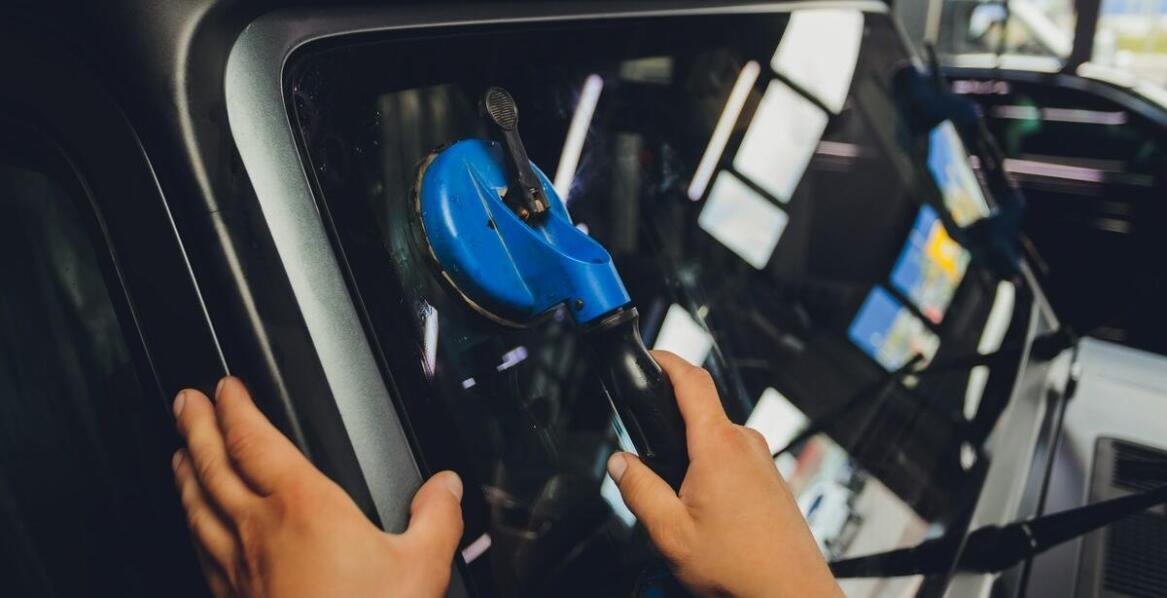 Jakie narzędzia i akcesoria są niezbędne przy wymianie szyb w ciężarówkach Scania V12?