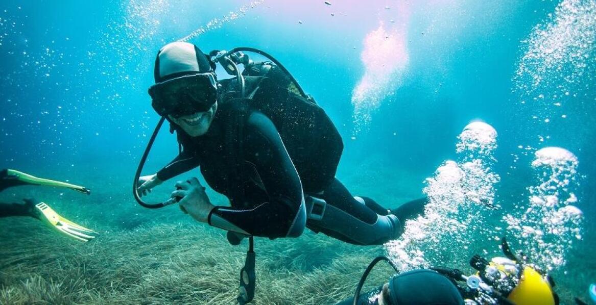 Jak bare ocieplacze pomagają w zachowaniu ciepła podczas długich nurkowań?