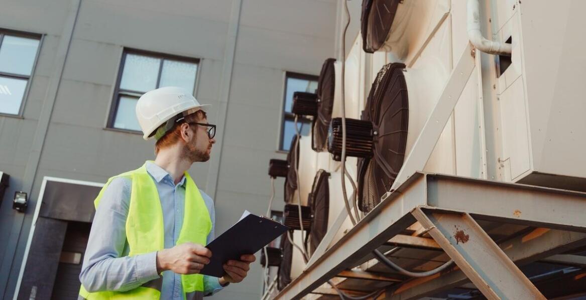 Jak montaż nowoczesnych systemów filtracyjnych wpływa na bezpieczeństwo pracy?