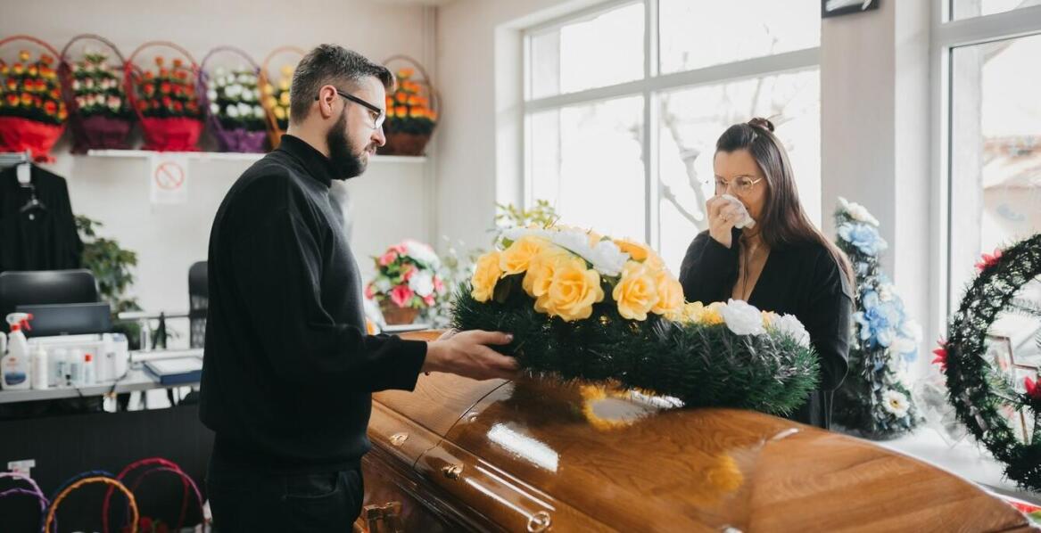 Dlaczego warto skorzystać z usług florystyki przy organizacji ceremonii pogrzebowej w Żarkach?