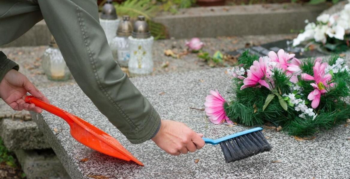 W jaki sposób firma pogrzebowa dba o estetykę i porządek na grobach przez cały rok?