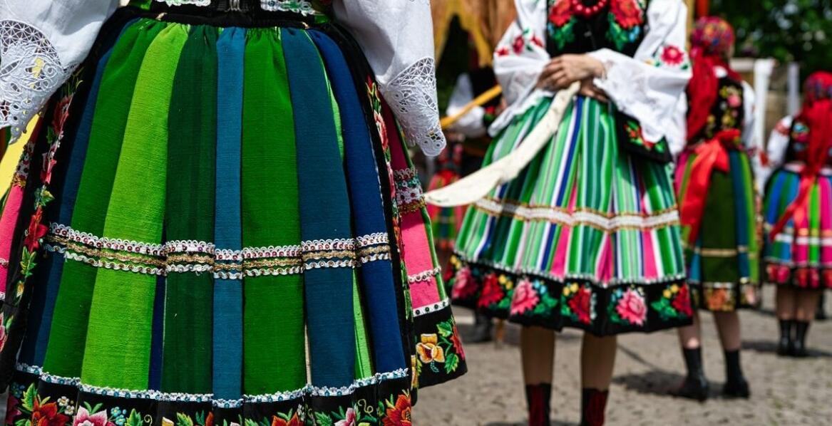 Odkryj różnorodność wzorów i kolorów w folkowej modzie