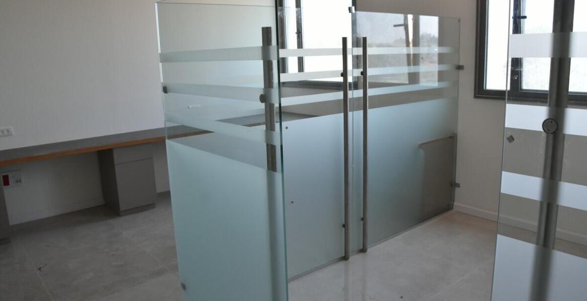 Jakie zasłony na wymiar mogą wpłynąć na estetykę biura?