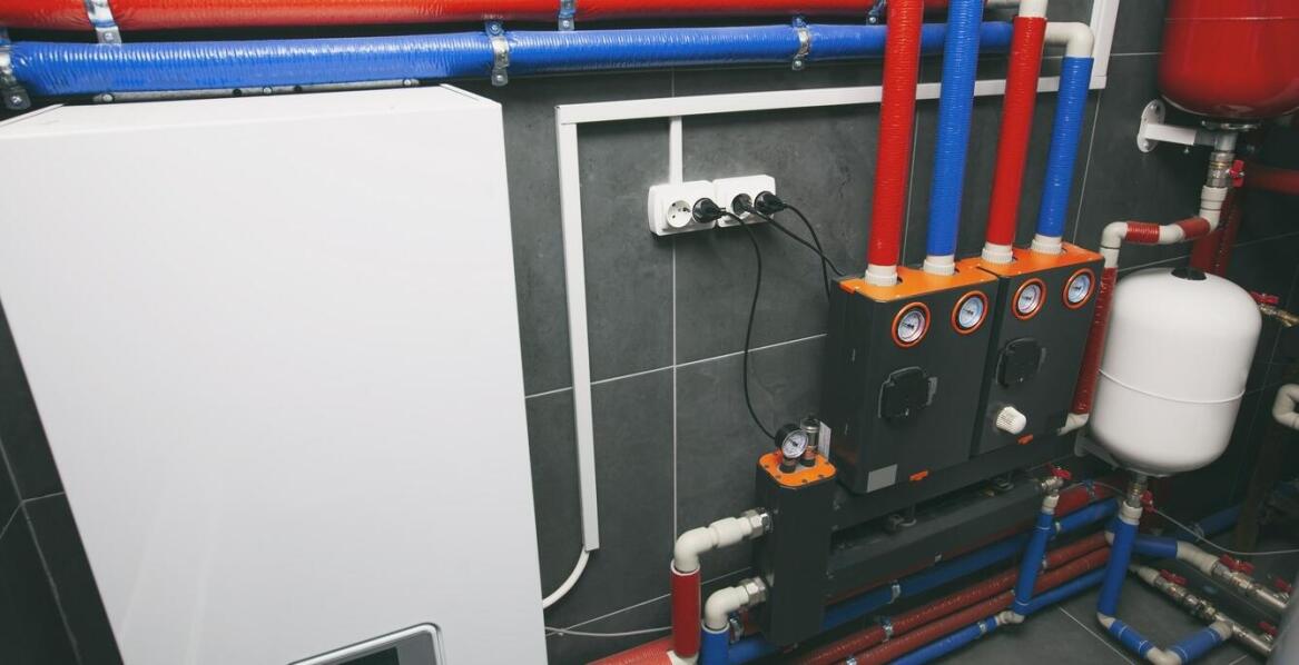 Porównanie systemów podszafkowych i narurowych – co wybrać?