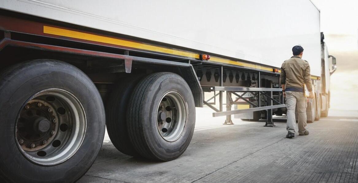 Wsparcie techniczne przy wynajmie naczep – co warto wiedzieć?