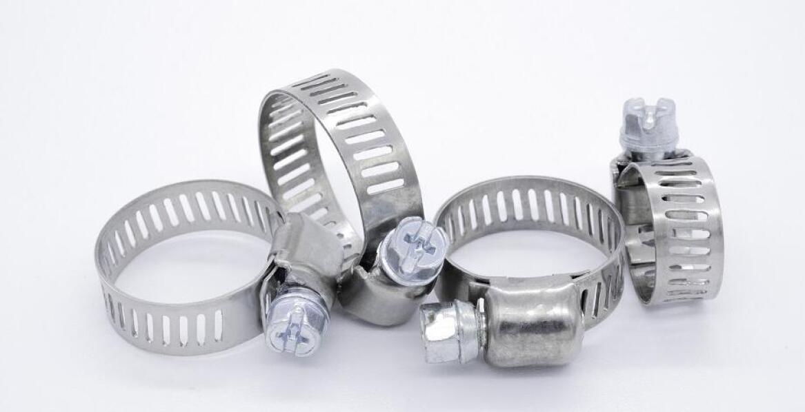 Jak precyzyjna produkcja wpływa na jakość obejm do rur?