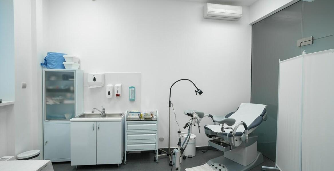 Jakie schorzenia odbytnicy leczy proktolog w medycznym centrum?