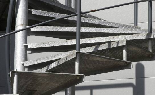 Jak proszkowe malowanie może zmieniać wygląd i funkcjonalność metalowych schodów?