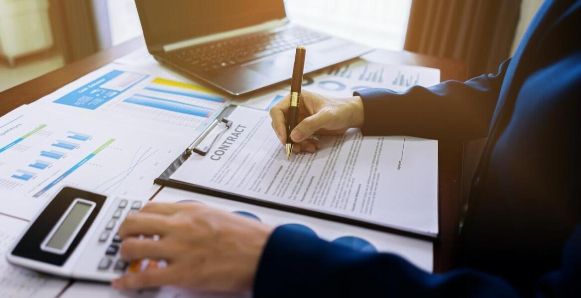 Jak profesjonalne podejście do kontroli umów dotyczących mediów podnosi standardy zarządzania?