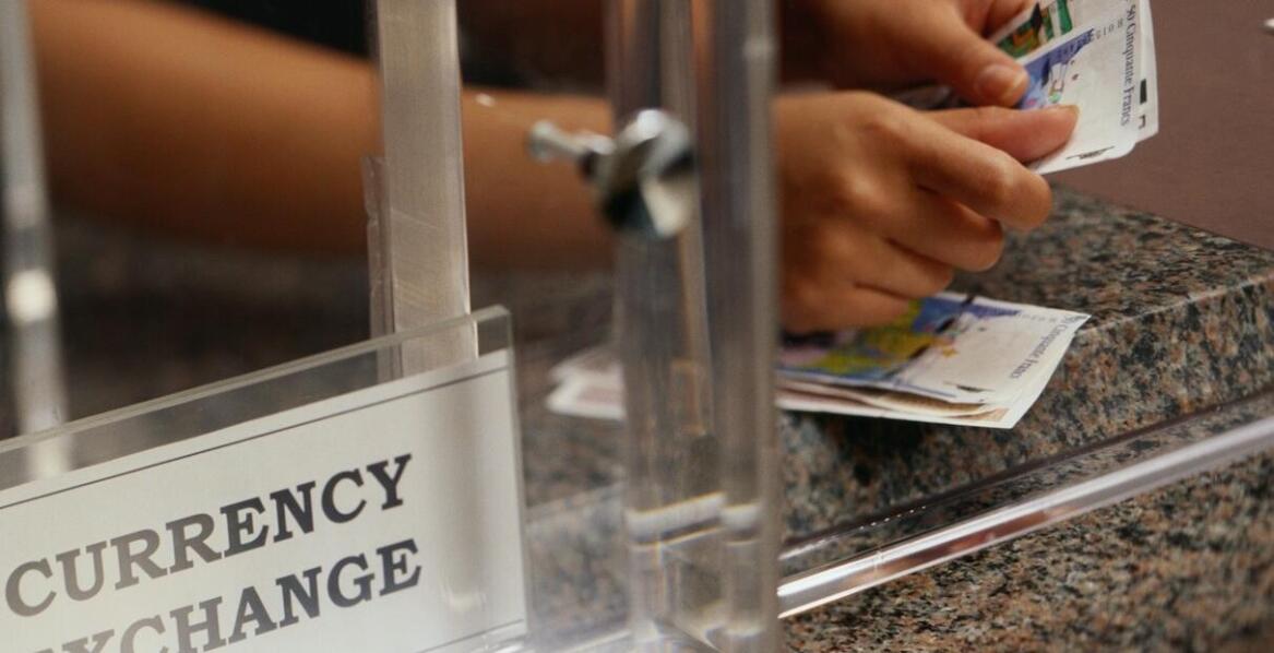 Jak uniknąć najczęstszych błędów przy wymianie walut w kantorach?