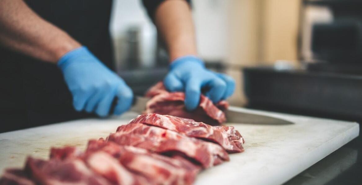 Jakie funkcje pełnią rzeźnicze noże w procesie produkcji wędlin?