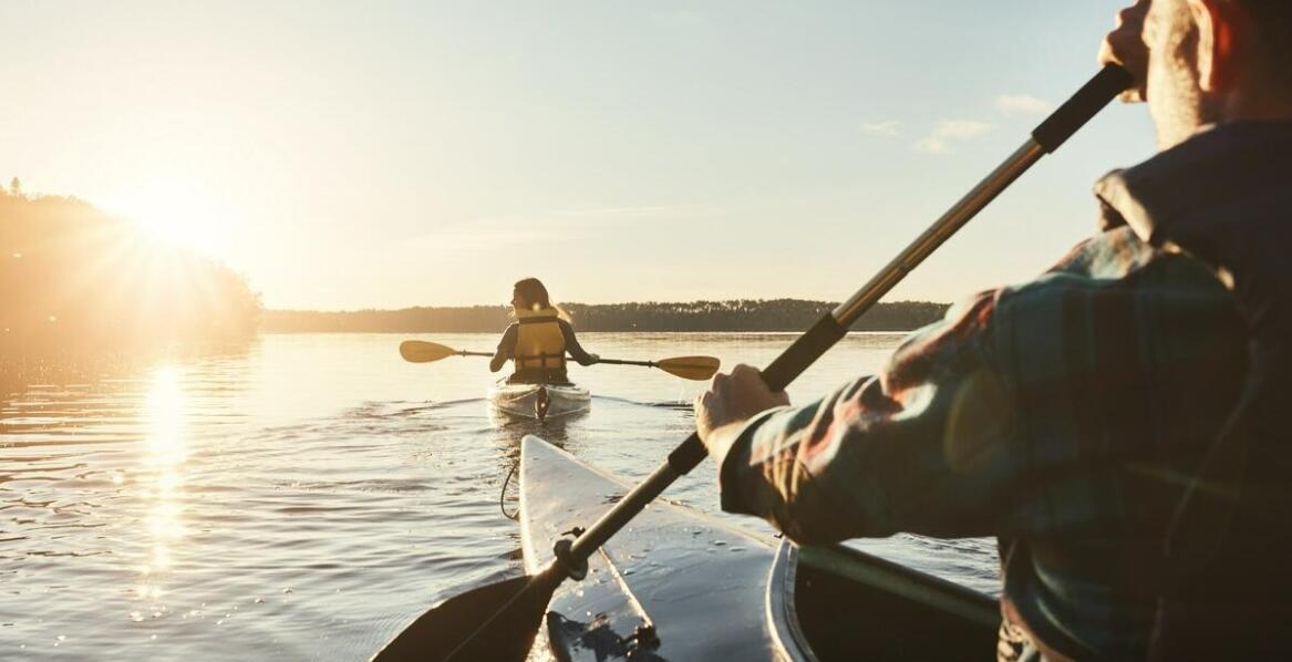 Jakie czapki i przeciwsłoneczne okulary dopełnią strój na kajaki?