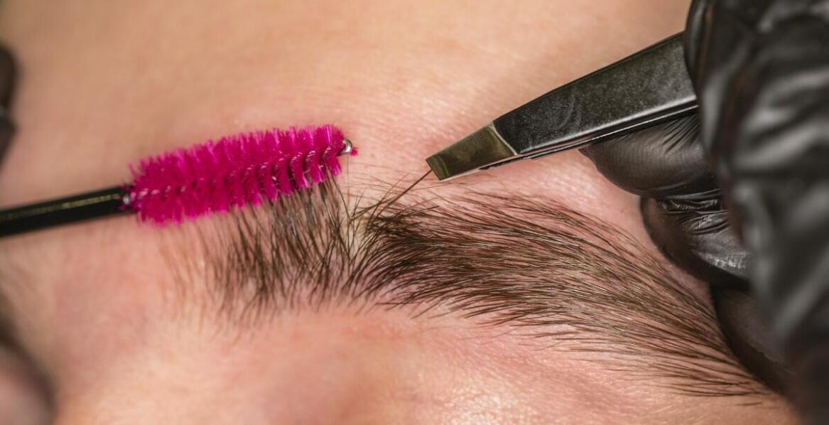 Strukturalna farbka do brwi a tradycyjne metody koloryzacji – porównanie efektów