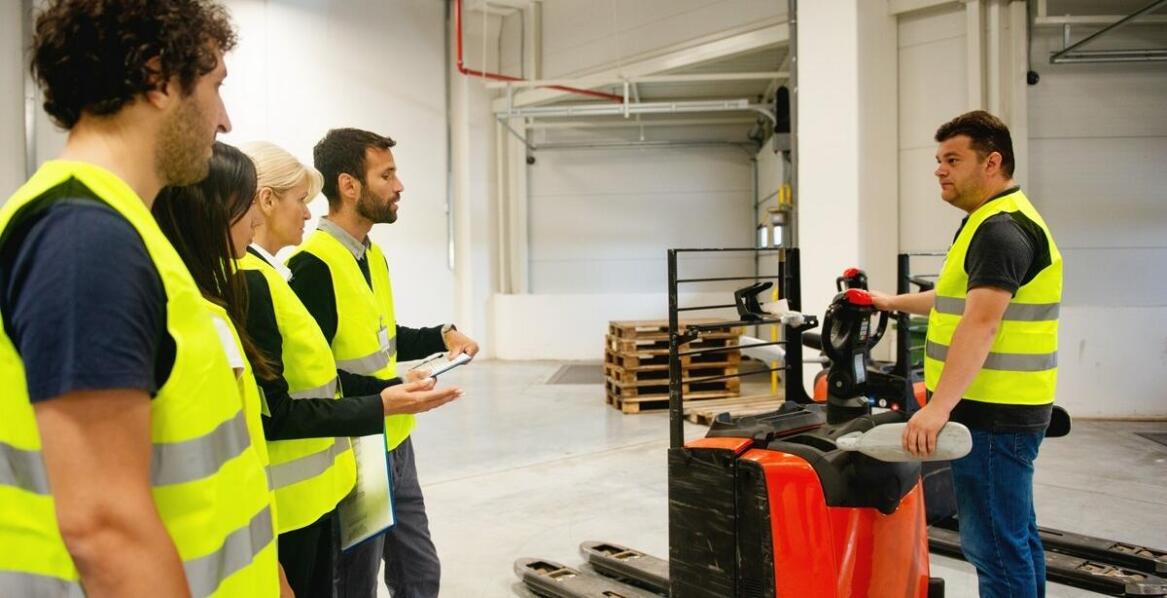 Co wyróżnia kursy na krakowskie podesty ruchome na tle konkurencji?