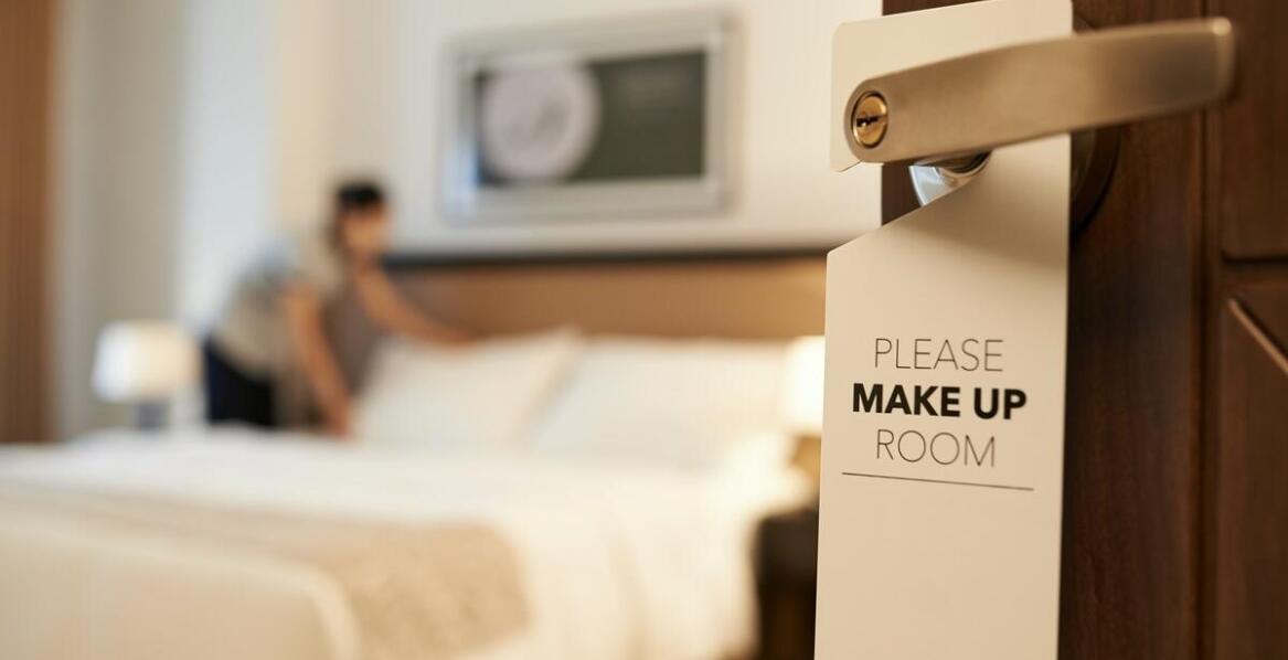 Hotelowa zawieszka na drzwi – wyzwania i możliwości personalizacji