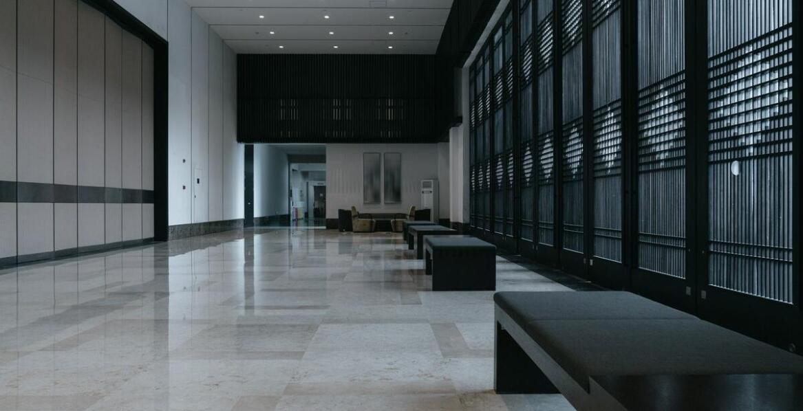 Efekt betonu w hotelowych nowoczesnych wnętrzach – inspiracje i przykłady