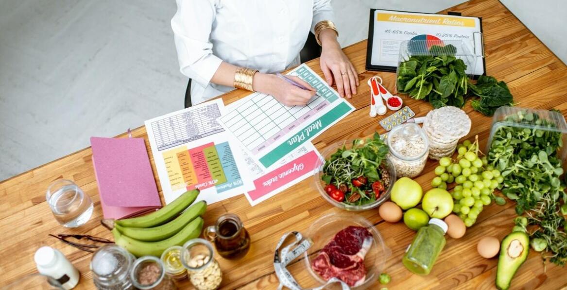 Rola dietetyka w przygotowaniu do ciąży – jakie zmiany w diecie warto wprowadzić?