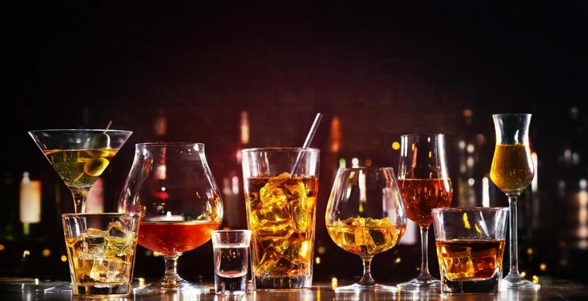 Jak zestaw szklanek do drinków może wpłynąć na estetykę baru?