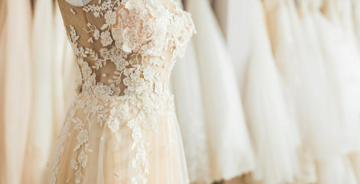 Delikatne suknie ślubne z aplikacjami – subtelna elegancja na wyjątkowy dzień