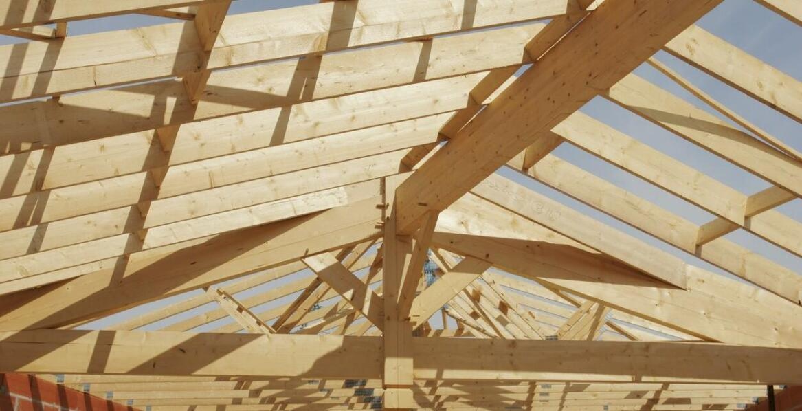 Wybór między wiązarami a tradycyjną więźbą – co jest bardziej opłacalne?