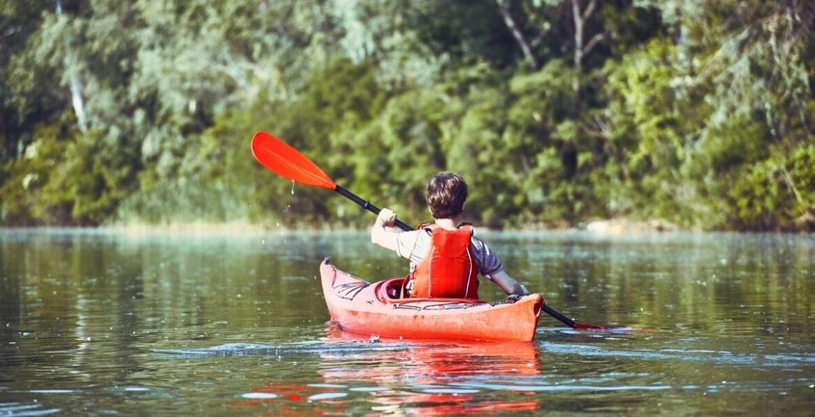 Strój na kajaki a termiczny komfort – co wybrać na długie spływy?