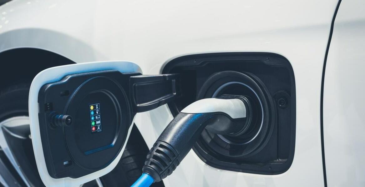 Jakie są zalety stosowania inteligentnych ładowarek do akumulatorów 24 V?